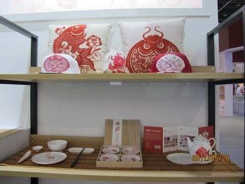 剪咫品牌系列产品将南京剪纸艺术与生活用品叠加